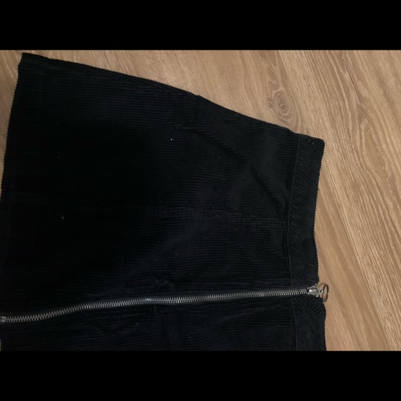 Black skirt. - Picture 4 of 4